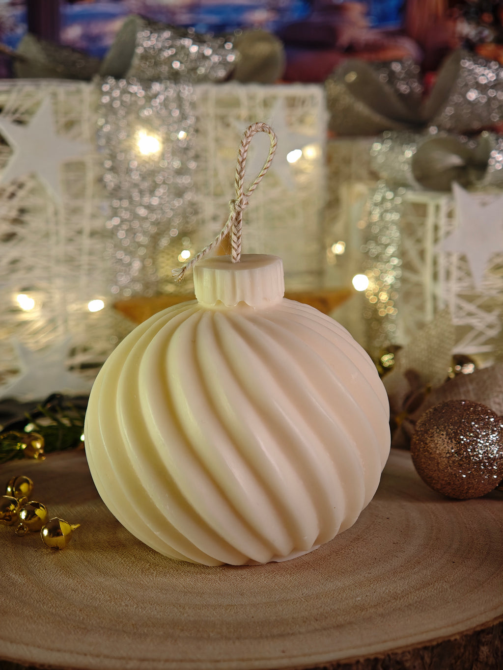 Handgemachte Weihnachtskugel-Kerze (vegan & nachhaltig)