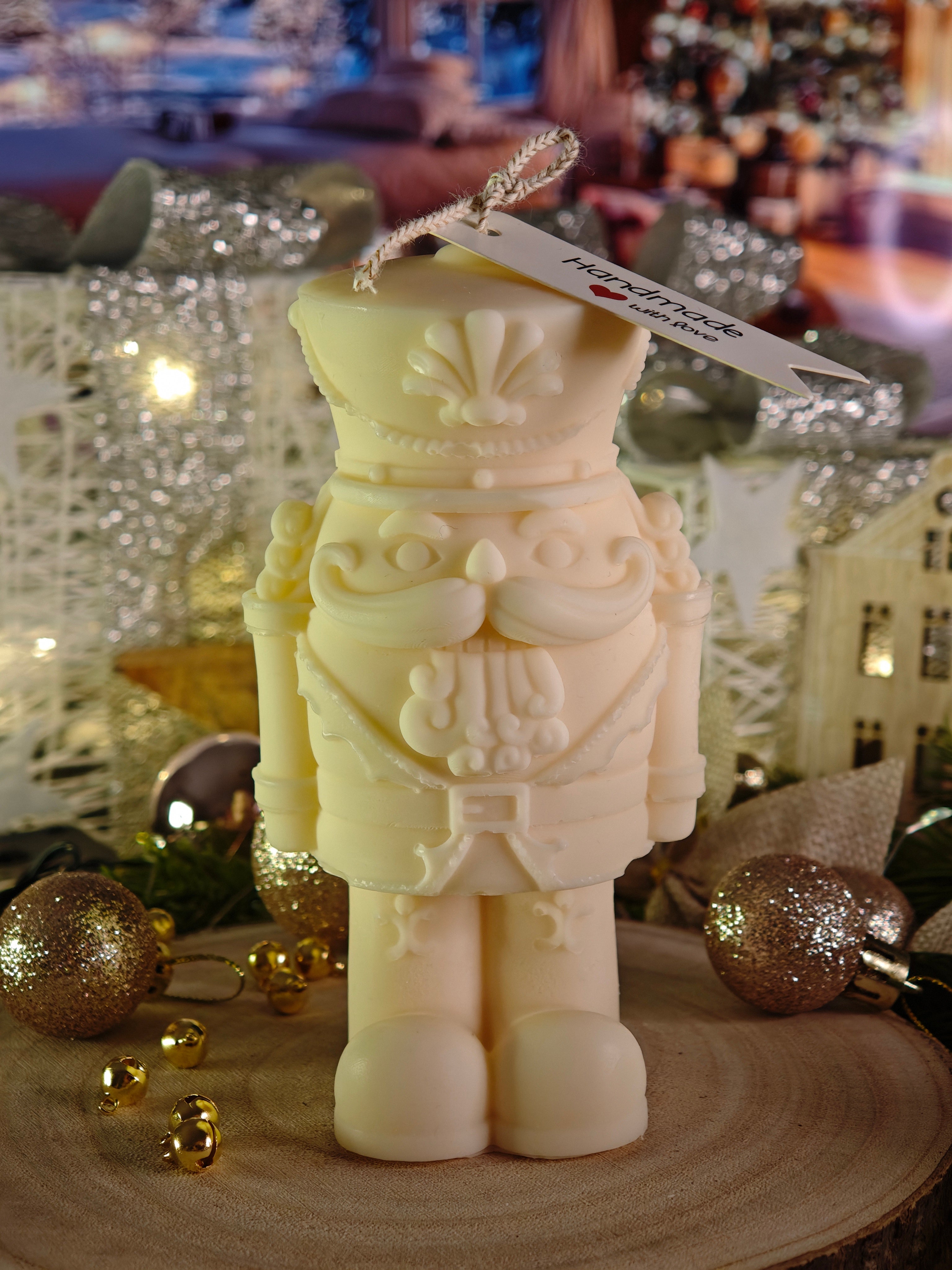 Handgemachte Nussknacker-Kerze (vegan & nachhaltig)