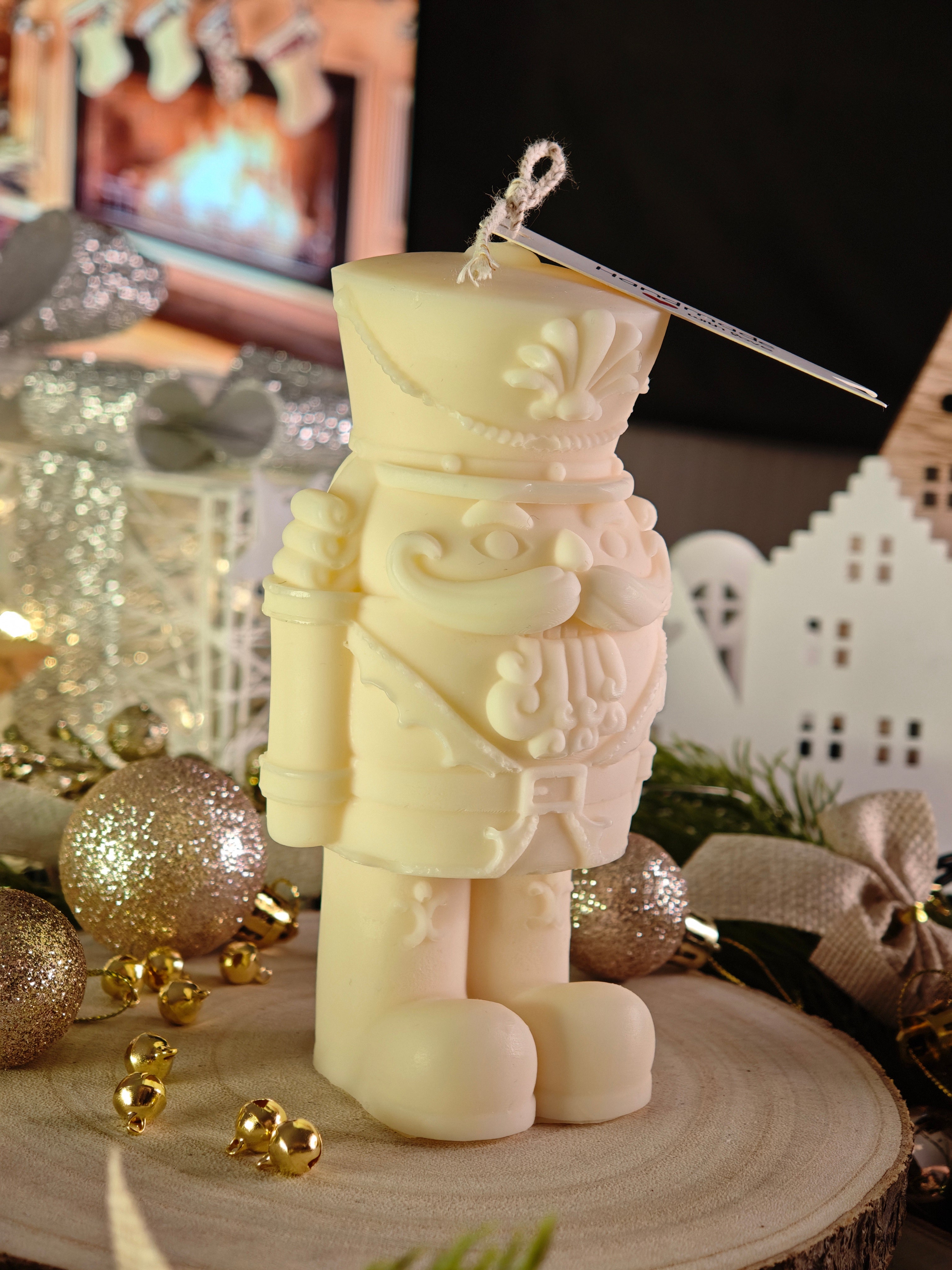 Handgemachte Nussknacker-Kerze (vegan & nachhaltig)