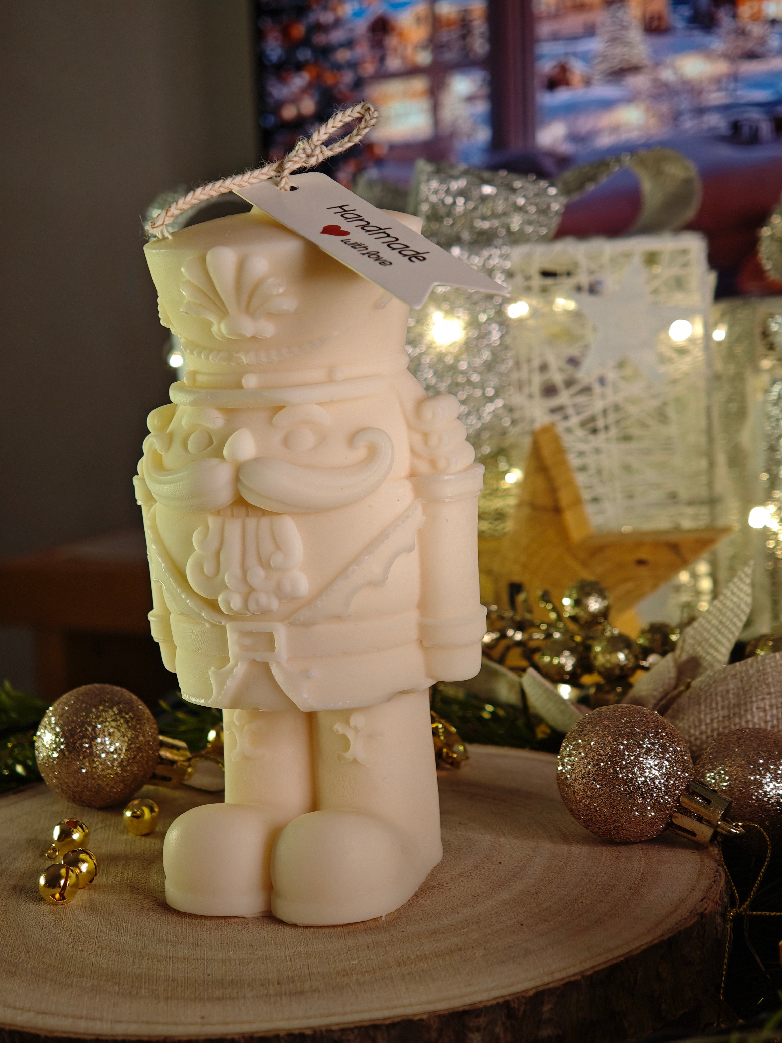 Handgemachte Nussknacker-Kerze (vegan & nachhaltig)