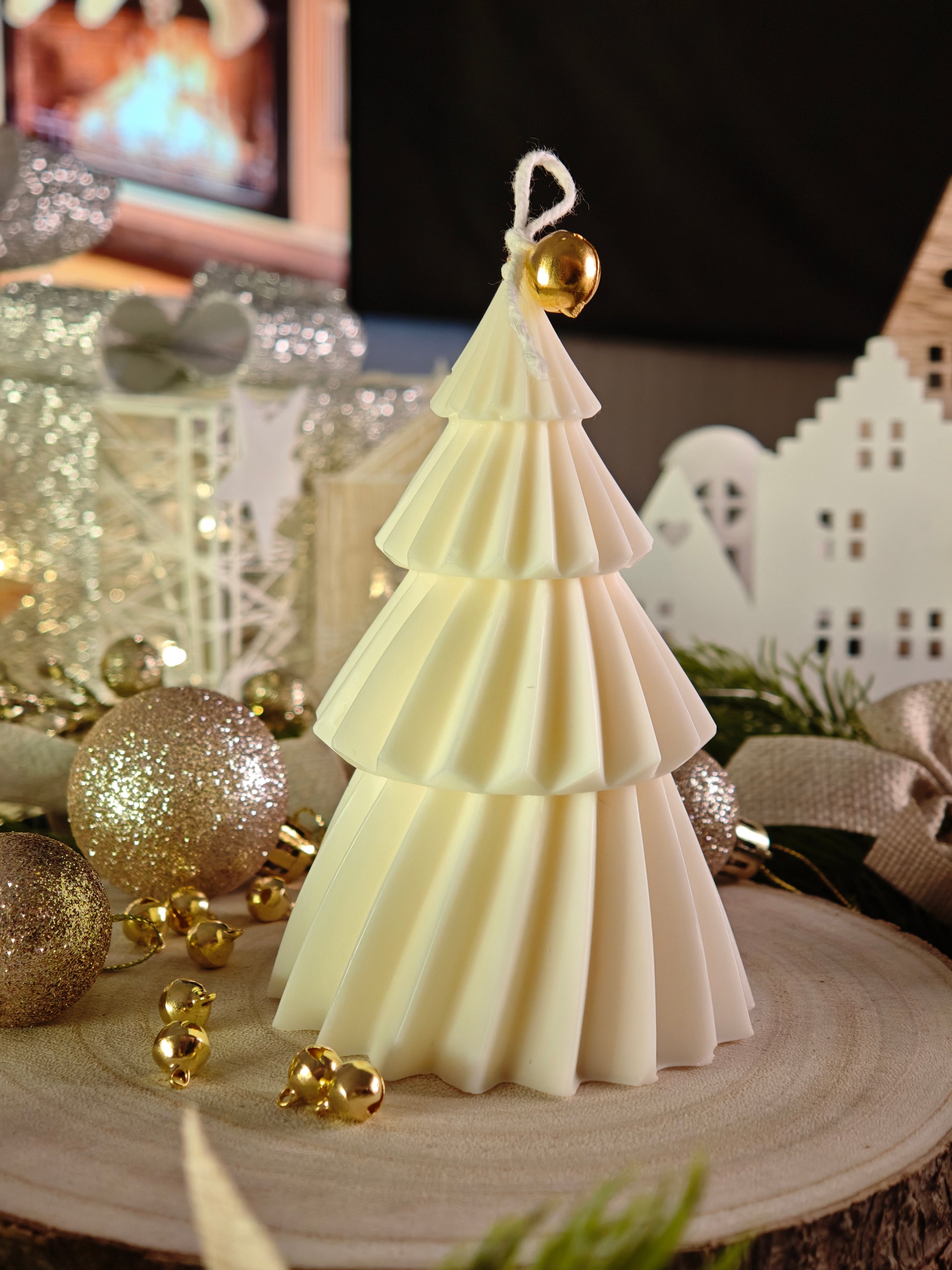 Handgemachte Weihnachtsbaum-Kerze (vegan & nachhaltig, in zwei Größen)