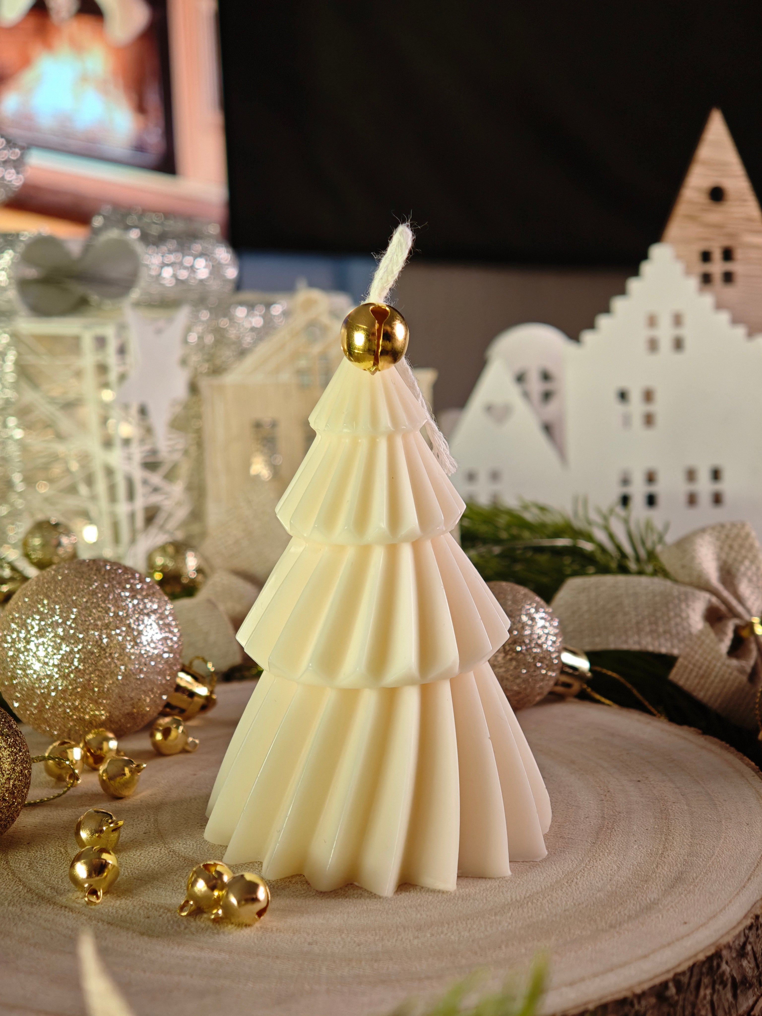 Handgemachte Weihnachtsbaum-Kerze (vegan & nachhaltig, in zwei Größen)