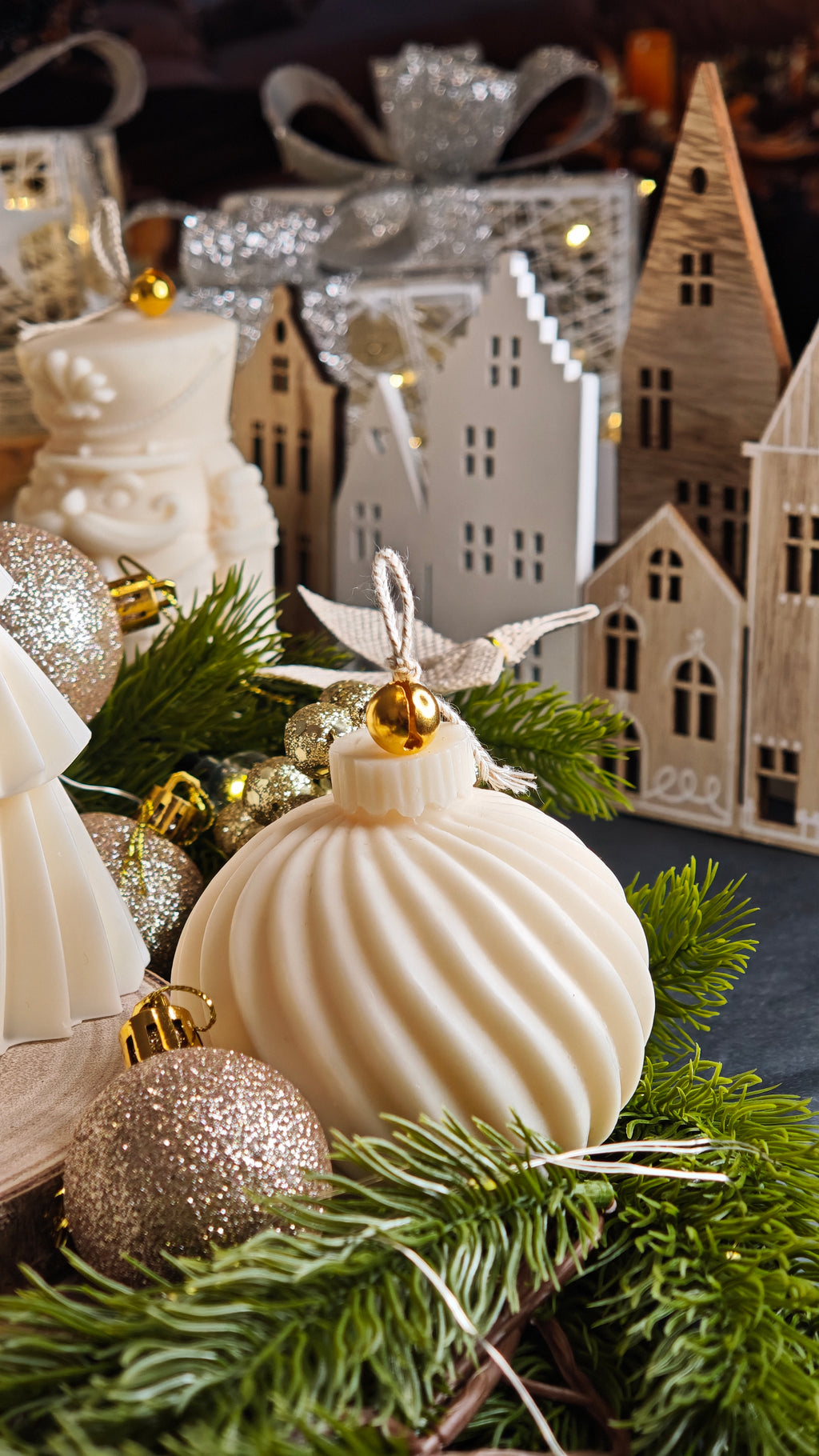 Handgemachte Weihnachtskugel-Kerze (vegan & nachhaltig)