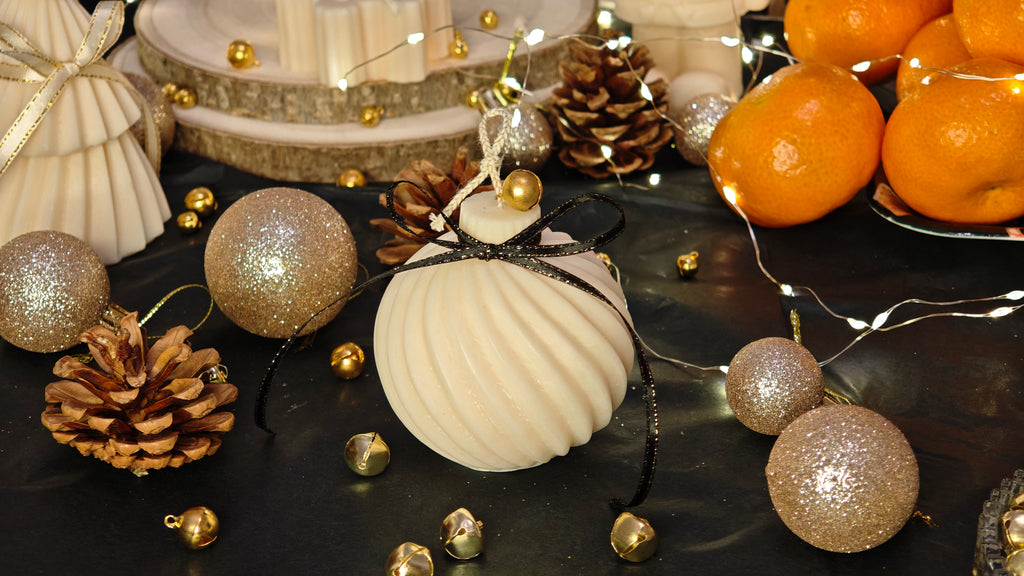 Handgemachte Weihnachtskugel-Kerze (vegan & nachhaltig)